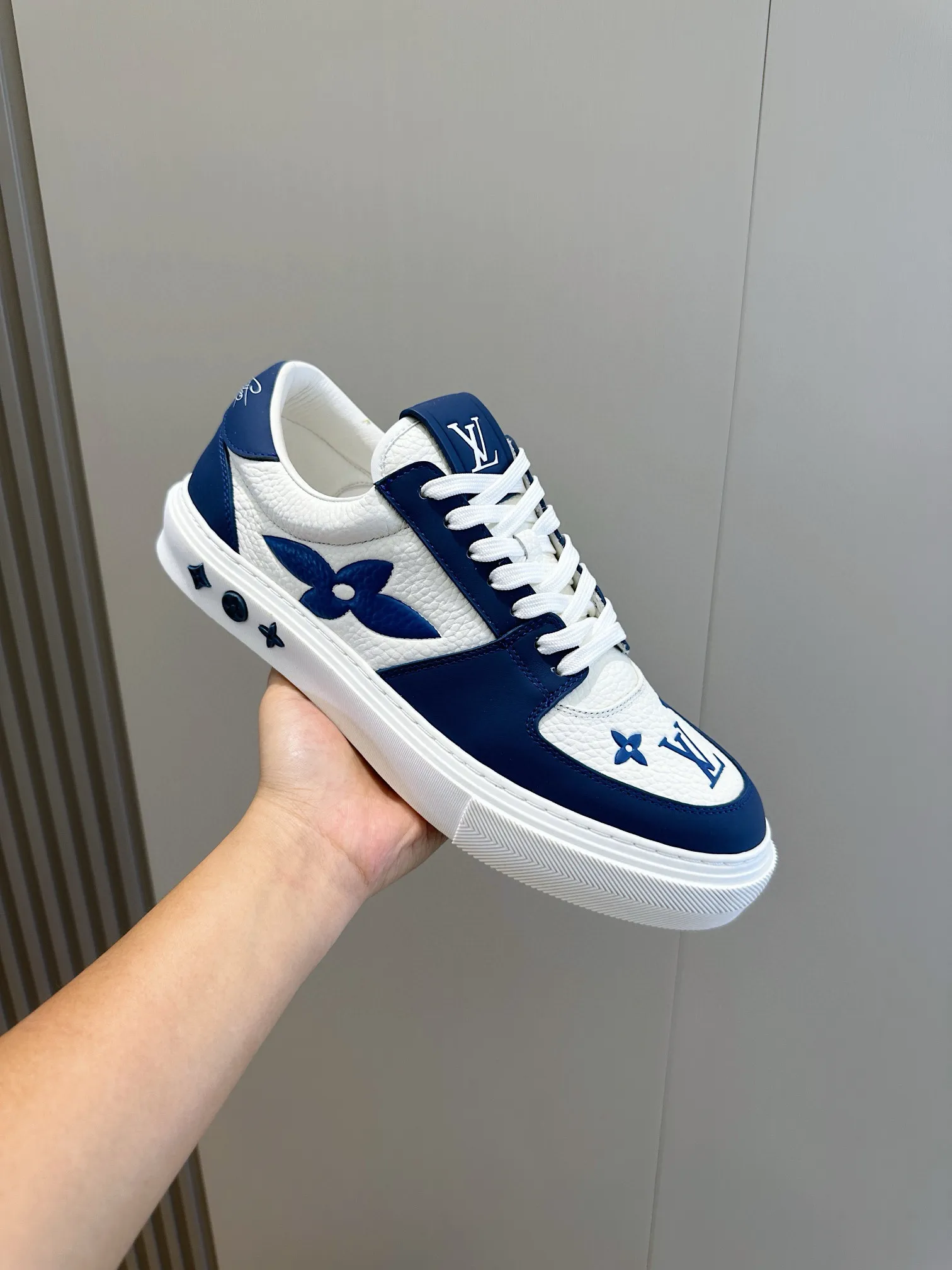 Factory price: 438💰LV full cowhide color-printed men's sneakers. This Ollie lace-up sneaker is made of floral embossed fabric, continuing the inspiration of the season's ready-to-wear collection. The laces are used to set off the gorgeous design, monogram flowers are embellished with transparent rubber outsole, and the brand logo is written on the back. Cowhide upper, cowhide lining, TPU outsole Size: 39-44 (customized at 38.45)